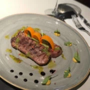 Μοσχαρίσια γλώσσα με γκρεμολάτα, ρόκα και πικάντικη μουστάρδα 