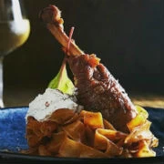 Κόκορας με παπαρδέλες και ξυνομυζήθρα 