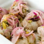 Μπακαλιάρος τηγανητός με πράσα και κρεμμύδια