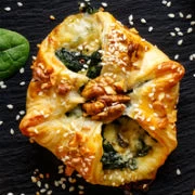 Πακετάκια σφολιάτας με γκοργκοντζόλα, σπανάκι και μυρωδικά