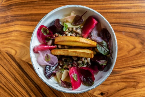 Σαλάτα με μαυρομάτικα φασόλια, ψητά παντζάρια, μανούρι τηγανητό και παντζάρι τουρσί 