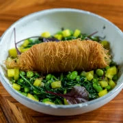 Καπνιστό χέλι σε κανταΐφι με χόρτα, φασόλια ενταμάμε και βινεγκρέτ με ξύδι από ασύρτικο 