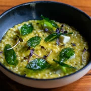 Κουσκουσάκι με πούλπα από κίτρινα τοματίνια, κίτρινη πιπεριά, φέτα και δυόσμο