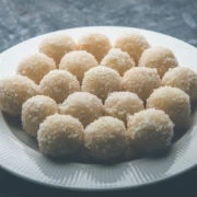 Μικρά γλυκά από καρύδα 