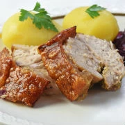 Χοιρινό μπούτι με καραμελωμένη πέτσα και συνοδεία από γλυκόξινο κόκκινο λάχανο