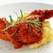 Κουνέλι κοκκινιστό στον φούρνο, με σκορδάτο πουρέ