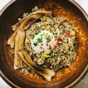 Σαλάτα με πολύχρωμη κινόα, παντσέτα Iberico και αβγό ποσέ (του σεφ Γιάννη Στανίτσα)