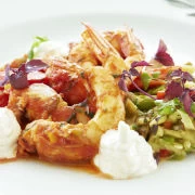 Γαρίδες σαγανάκι με άρωμα ούζου και κατίκι Δομοκού, μελιτζανοσαλάτα με φρέσκα βότανα και αγουρέλαιο