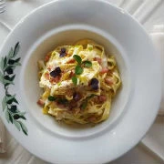 Ελληνική καρμπονάρα με σύγκλινο, κεφαλογραβιέρα Αμφιλοχίας, ψητό σκόρδο και αβγό αχυρώνα