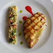 Φιλέτο κοτόπουλου μαριναρισμένο με πρόβειο γιαούρτι, σινάπι και φρέσκο κόλιανδρο, δροσερή σαλάτα με πλιγούρι, λαχανικά και σάλτσα μοσχολέμονου