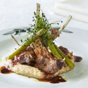 Παϊδάκια αρνιού με πουρέ ψητής σελινόριζας, πράσινα σπαράγγια και σάλτσα με πετιμέζι, θυμάρι και βαλσάμικο.