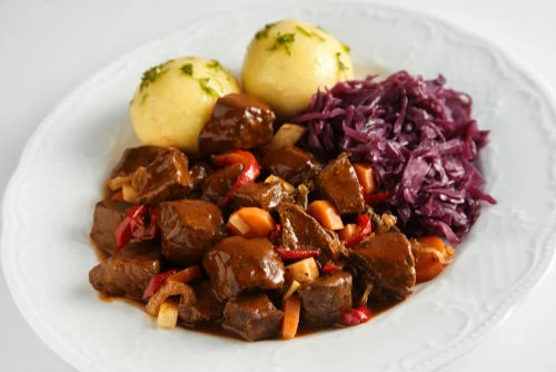 Αγριογούρουνο με κρασί, κόκκινο λάχανο και πατάτες - Συνταγή - Φαγητό - αθηνόραμα umami
