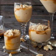 Μους μελιού με σος butterscotch, σταφίδες και φιστίκια αράπικα