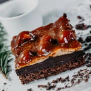 Μπράουνις με μαύρα φασόλια και χουρμάδες