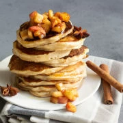 Pancakes από ρεβιθάλευρο με καραμελωμένα μήλα