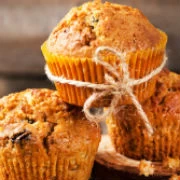 Μάφινς με κόκκινη φακή, μπανάνες και σταφίδες