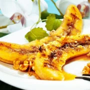 Μπανάνες ψητές στο γκριλ με ξηρούς καρπούς, μέλι και ρούμι