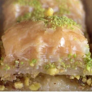 Μπακλαβάς με φιστίκι Αιγίνης και σιρόπι από μέλι 