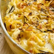 Πατάτες γκρατέν με παρμεζάνα και δεντρολίβανο