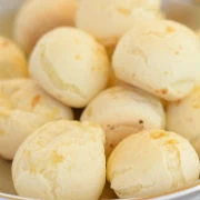 Ψωμάκια με τυρί (Pao de Queijo Mineiro)