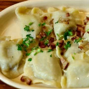 Ζυμαρικά γεμιστά με πατάτα και τυρί (Pierogi)