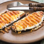 Ψωμί ψητό με άλειμμα από τυρί και μπίρα (Welsh Rarebit)