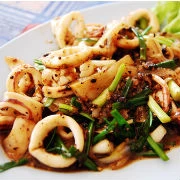 Τηγανιά με καλαμαράκια, φρέσκα κρεμμυδάκια και καυτερή πιπεριά 