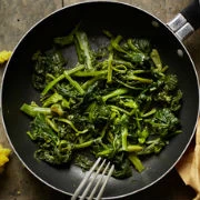 Χόρτα τσιγαριαστά με μπέικον