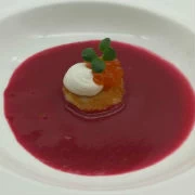 Παντζαρόσουπα βελουτέ με καπνιστό χτένι και ταραμά