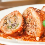 Καλαμαράκια γεμιστά με παρμεζάνα σε σάλτσα ντομάτας