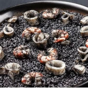 Καλαμαράκια με το μελάνι τους, γαρίδες και ρύζι