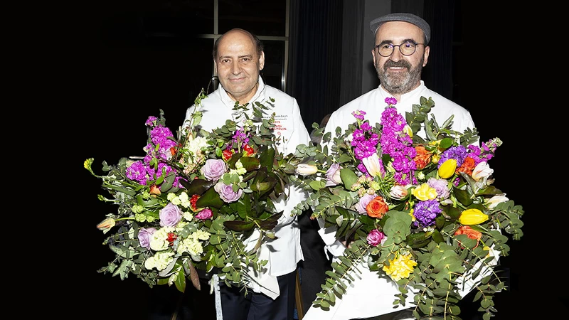  Ο βραβευμένος με αστέρι Michelin Ανδρέας Μαυρομμάτης, ο οποίος προσκλήθηκε από το αθηνόραμα και ήρθε από το Παρίσι, σε συνεργασία με τον πολυβραβευμένο Σωτήρη Ευαγγέλου, executive chef του «Makedonia Palace», υπέγραψαν το αξέχαστο dîner de gala της φετινής απονομής