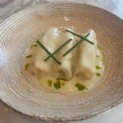 Λαχανοντολμάδες με γλώσσα, γάμπαρη, αρωματικά βότανα και κρέμα αβγολέμονο