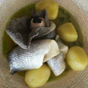 Bianco από φρέσκο ψάρι με baby πατάτες και σάλτσα λευκού κρασιού με άνηθο και lime 