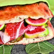 Πίτσα με προσούτο και σύκα