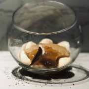 Σιμιγδαλένιος χαλβάς με σταφίδες, κουκουνάρι, μους ταχίνι και γλυκό του κουταλιού πορτοκάλι