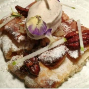 Μπουγάτσα αμυγδάλου, ψητά μήλα, καρύδια και παγωτό σαλέπι