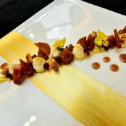 Ψητό κυδώνι με γιαούρτι και μπισκότο βουτύρου