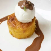 Πορτοκαλόπιτα με σούπα ταχίνι και παγωτό καϊμάκι