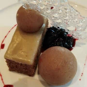 Κέικ ταχίνι με χαλβά από σιμιγδάλι και δαμάσκηνα