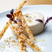 Μους χαλβά με κριτσίνι μπακλαβά