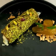 Χαλβάς καβουρδισμένος, κραμπλ από φιστίκι Αιγίνης και λευκή σοκολάτα και γλυκό περγαμόντο