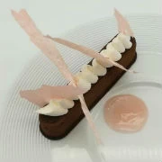 Μους σοκολάτας με σος από λουκούμι τριαντάφυλλο