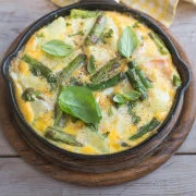 Φριτάτα με σπαράγγια, μάραθο, δυόσμο και κατίκι 