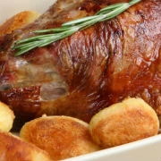 Αρνίσιο μπούτι με μυρωδικά και μαύρη ζάχαρη (από το αρχείο συνταγών της ΓΙΩΤΗΣ)