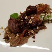 Χταπόδι με πουρέ κάστανο και καραμελωμένο κρεμμύδι