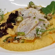 Λαυράκι καρπάτσιο με πουρέ ρεβιθιών