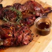 Αρνί μπούτι “πεταλούδα” με πετιμέζι στο γκριλ (της Μυρσίνης Λαμπράκη)