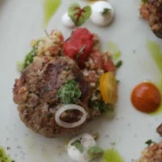 Σουτζουκάκια Θεσσαλονίκης με κιμά από ζυγούρι, ταμπουλέ με πλιγούρι, σμυρνέϊκη σάλτσα και τυρί τσαλαφούτι 