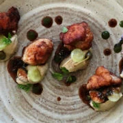 Αρνίσια γλυκάδια «σοφρίτο» με πουρέ καπνιστής μελιτζάνας, σταφύλι και κάππαρη